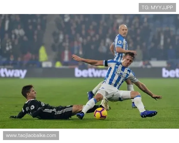 哈德斯菲尔德足球俱乐部百年传承与英格兰赛场复兴之路探索