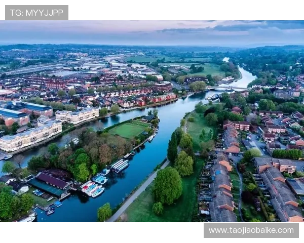 雷丁俱乐部历史回顾与发展现状分析：从英格兰小镇到国际舞台的崛起之路